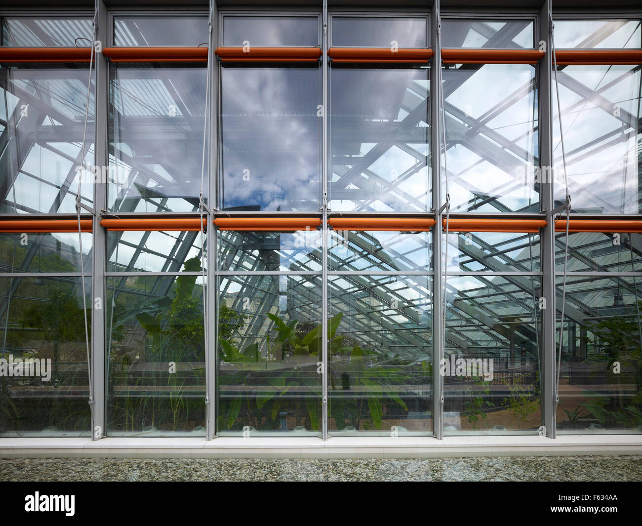 Il pannello di vetro della serra. MUSE Science Museum, Trentino, Italy. Architetto: Renzo Piano Building Workshop, 2013. Foto Stock