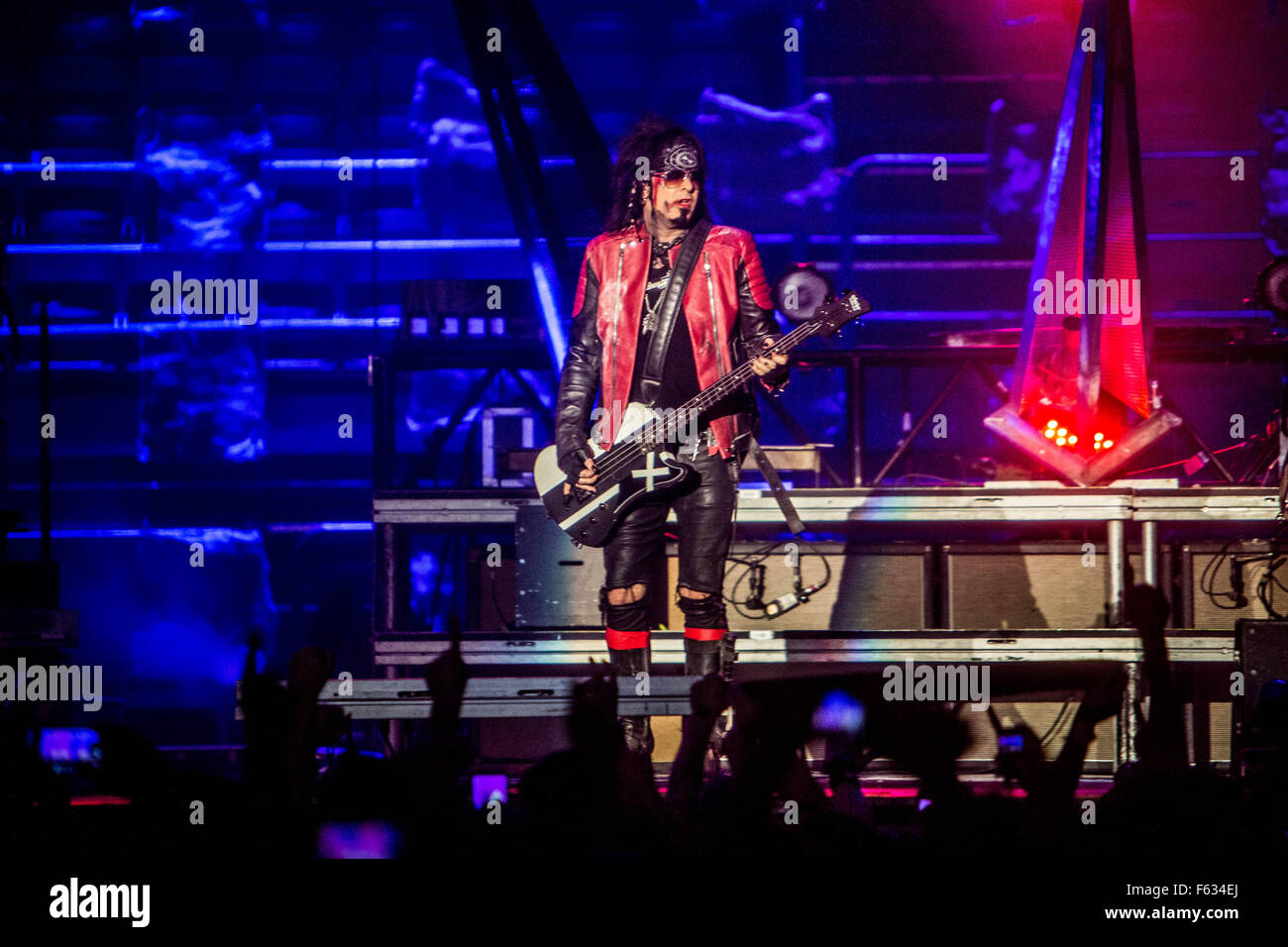 Milano, Italia. Decimo nov, 2015. Motley Crue performing live per l'ultima volta in Italia al Mediolanum Forum di Milano il 10 novembre 2015 credit: mairo cinquetti/alamy live news Foto Stock