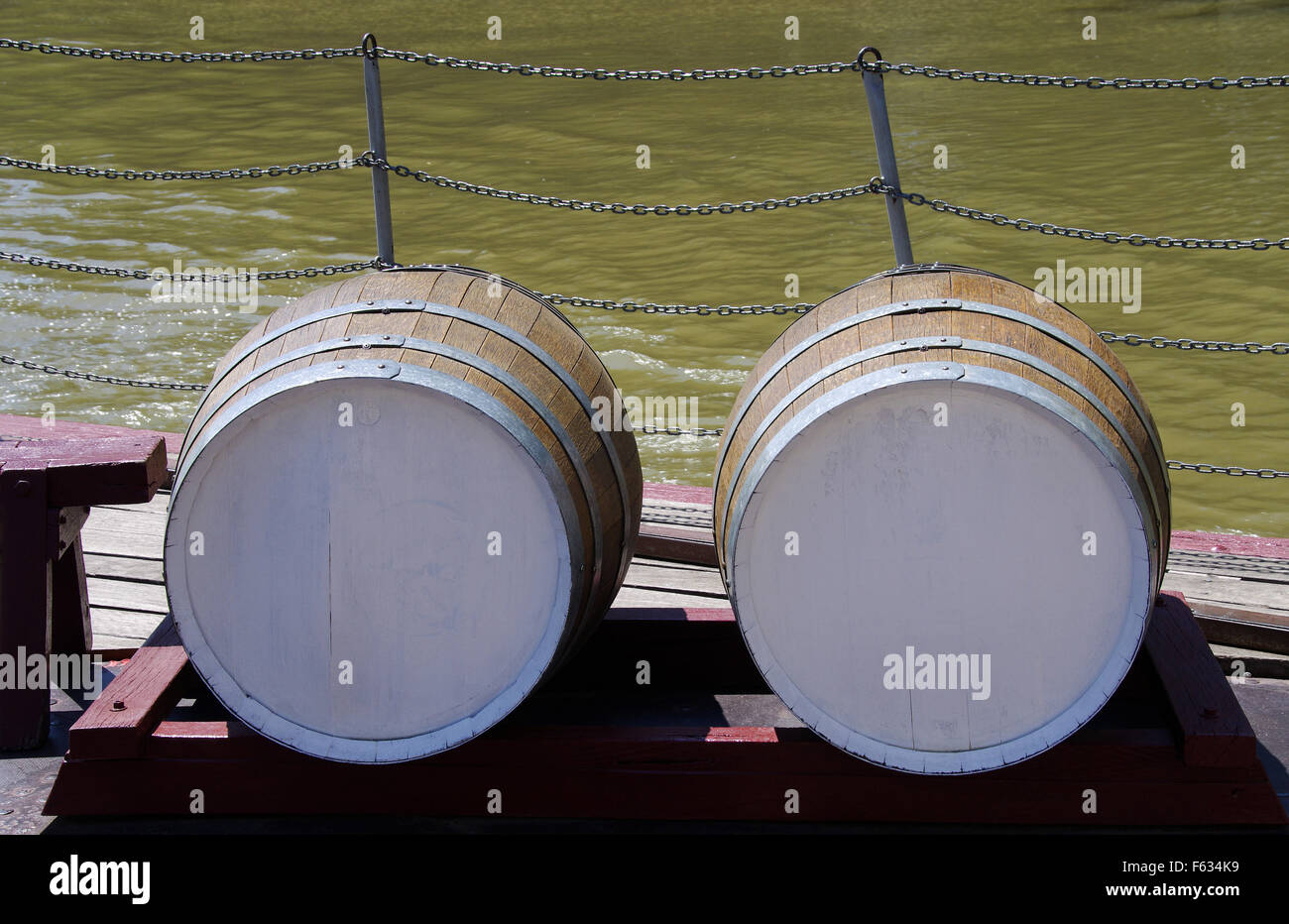 Due in legno barili di vino su una barca di legno deck Foto Stock