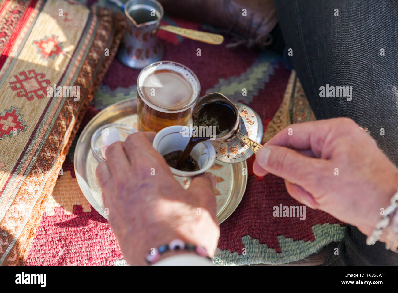 Immagini Stock - Il Tradizionale Caffè Turco Bosniaco Ha Generato  Un'esplosione Di Sapori Di Caffè. Image 203339558