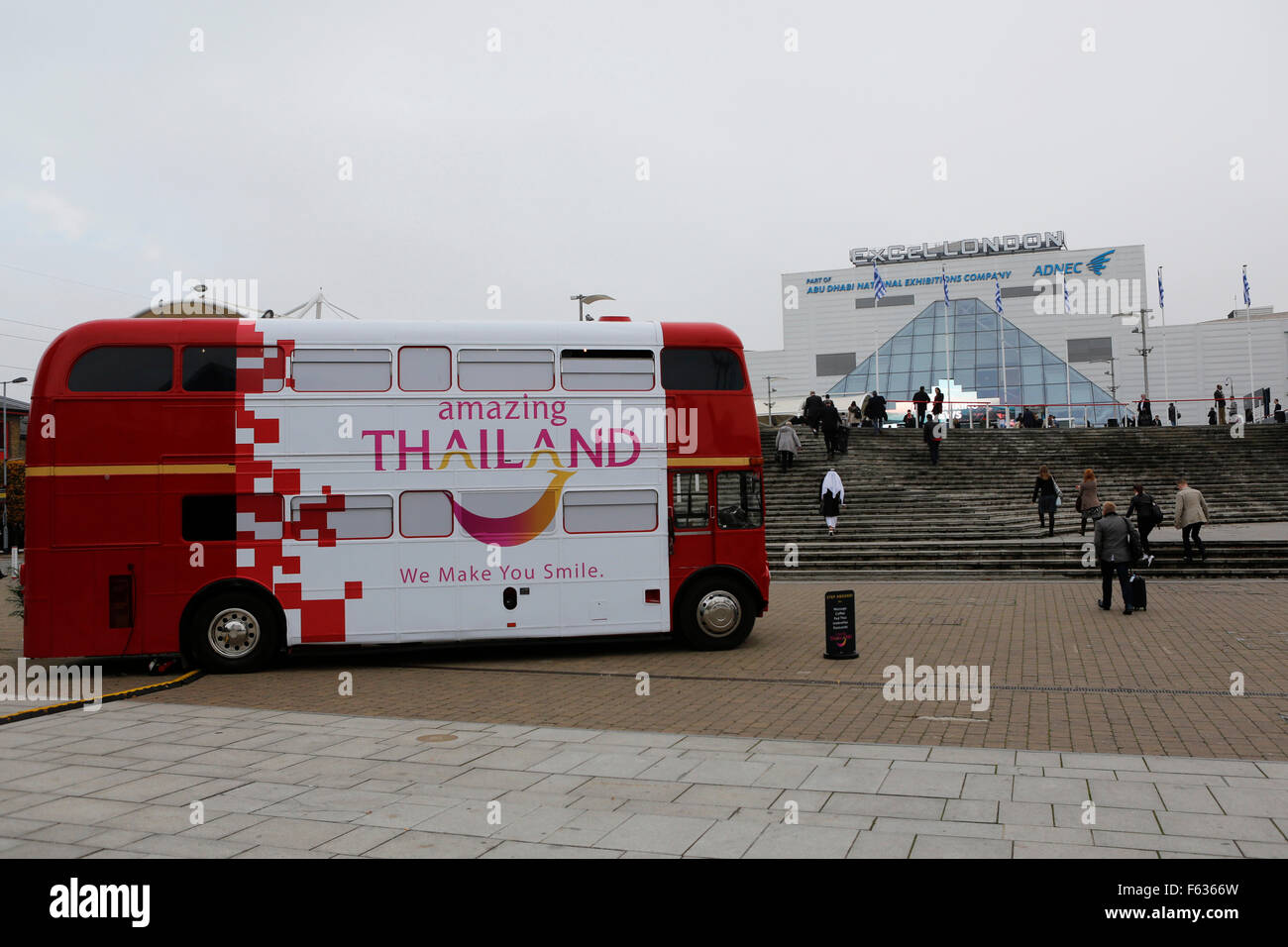 Un autobus Routemaster al di fuori dell'Excel di Londra centro conferenze durante il World Travel Market di Londra, Regno Unito. Foto Stock