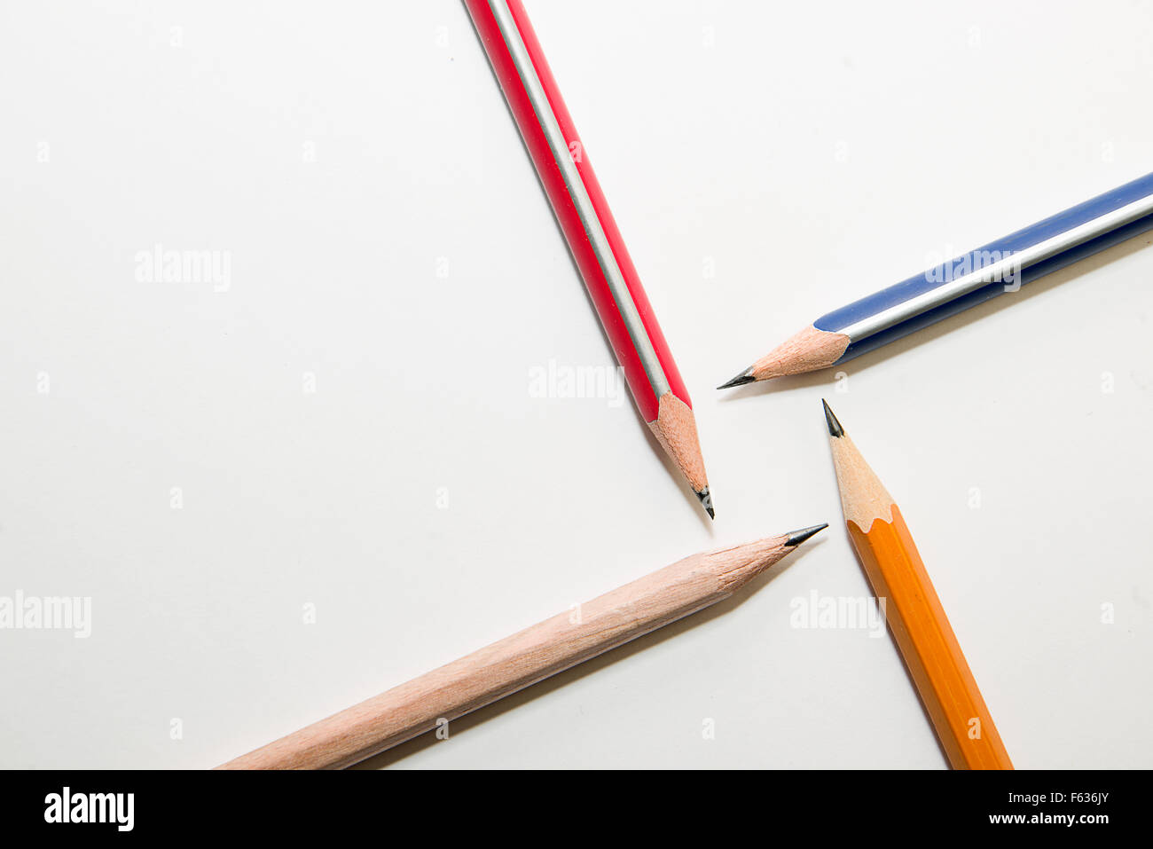 Quattro diversi colori della matita su un bianco Foto Stock