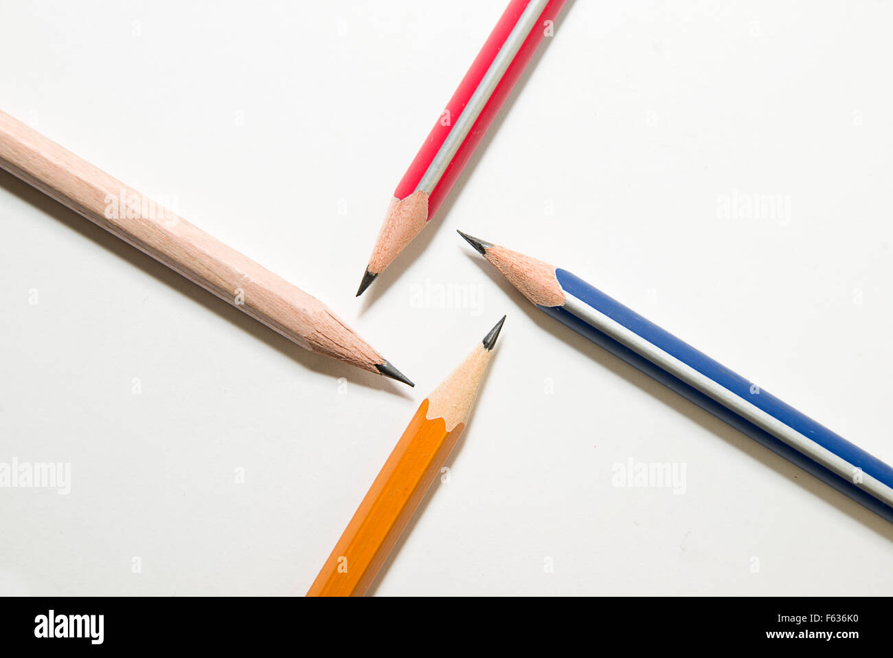 Quattro diversi colori della matita su un bianco Foto Stock
