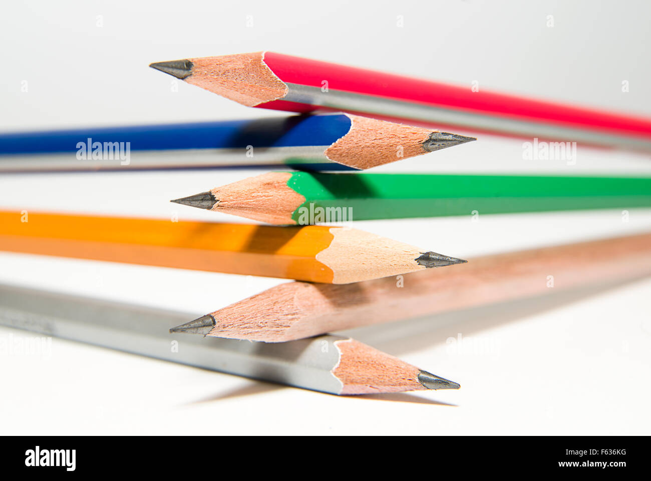 Sei matite di diversi colori su un bianco Foto Stock