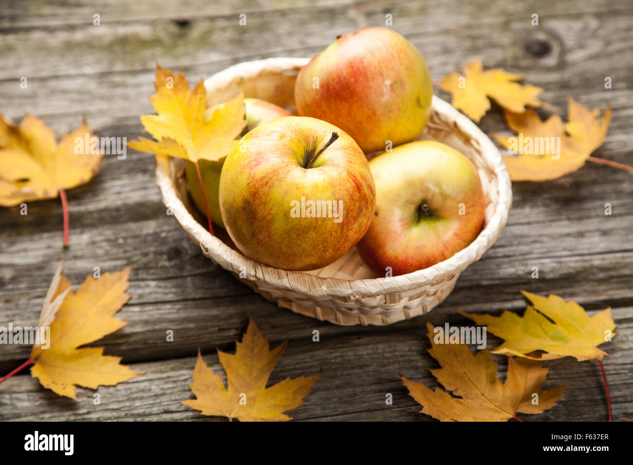 Cesto di mele Foto Stock