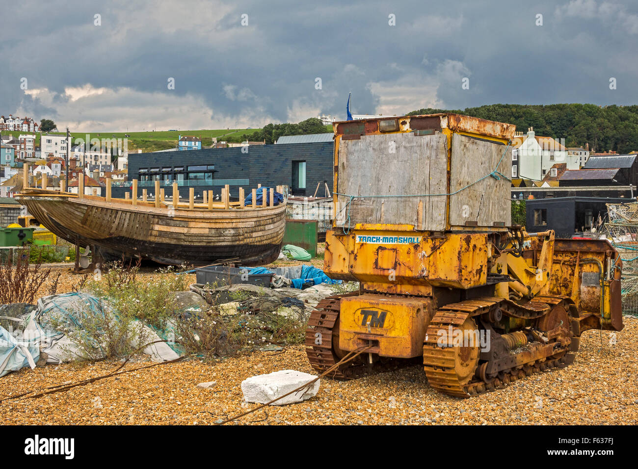 Vecchio arrugginito Bulldozer sulla Foreshore Hastings Regno Unito Foto Stock