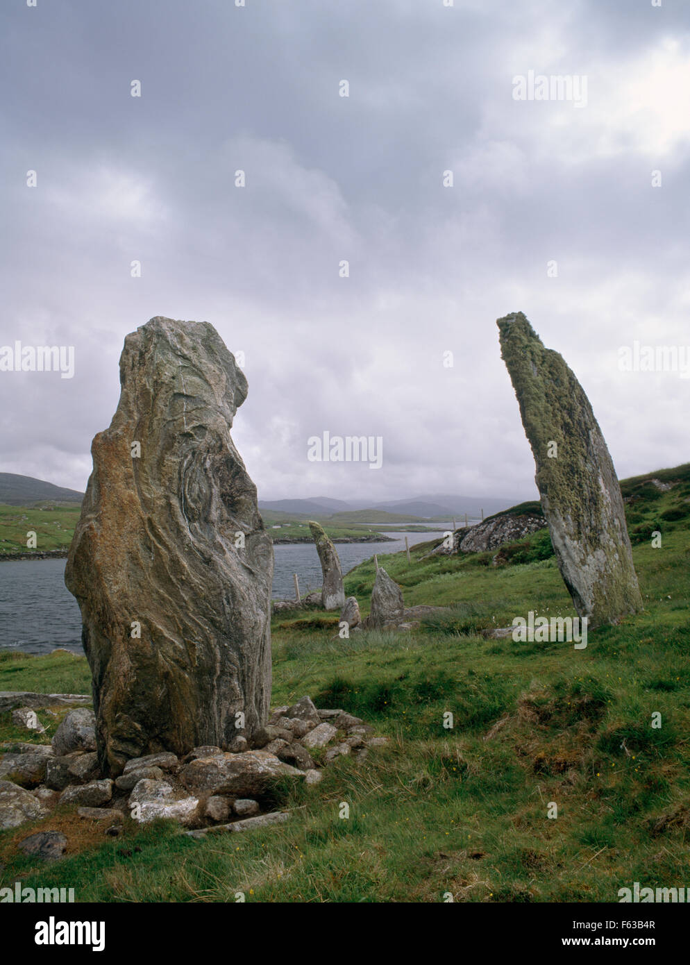 Cerca WSW presso quattro delle cinque pietre permanente disposti a semicerchio sulla terrazza artificiale che si affaccia a ovest Loch Roag, Bernera Bridge, isola di Lewis. Foto Stock