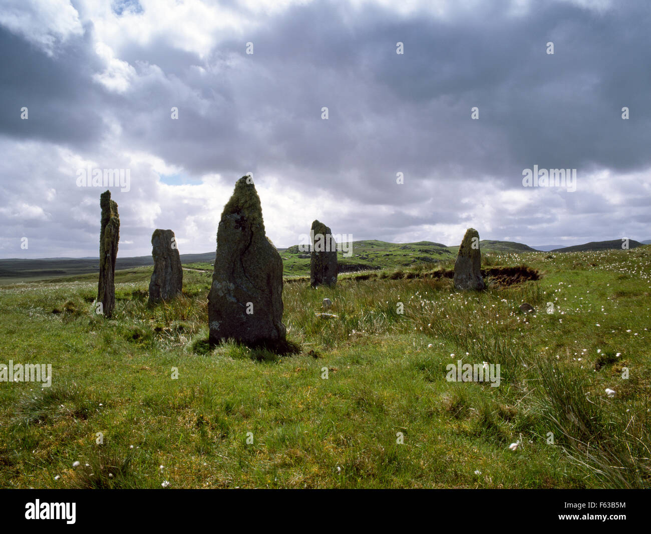 Cercando SE a 5 pietre di Ceann Hulavig (Callanish IV) stone circle, Lewis: i resti di un sé-NW ellisse attorno ad una bassa pietra centrale & cairn. Foto Stock