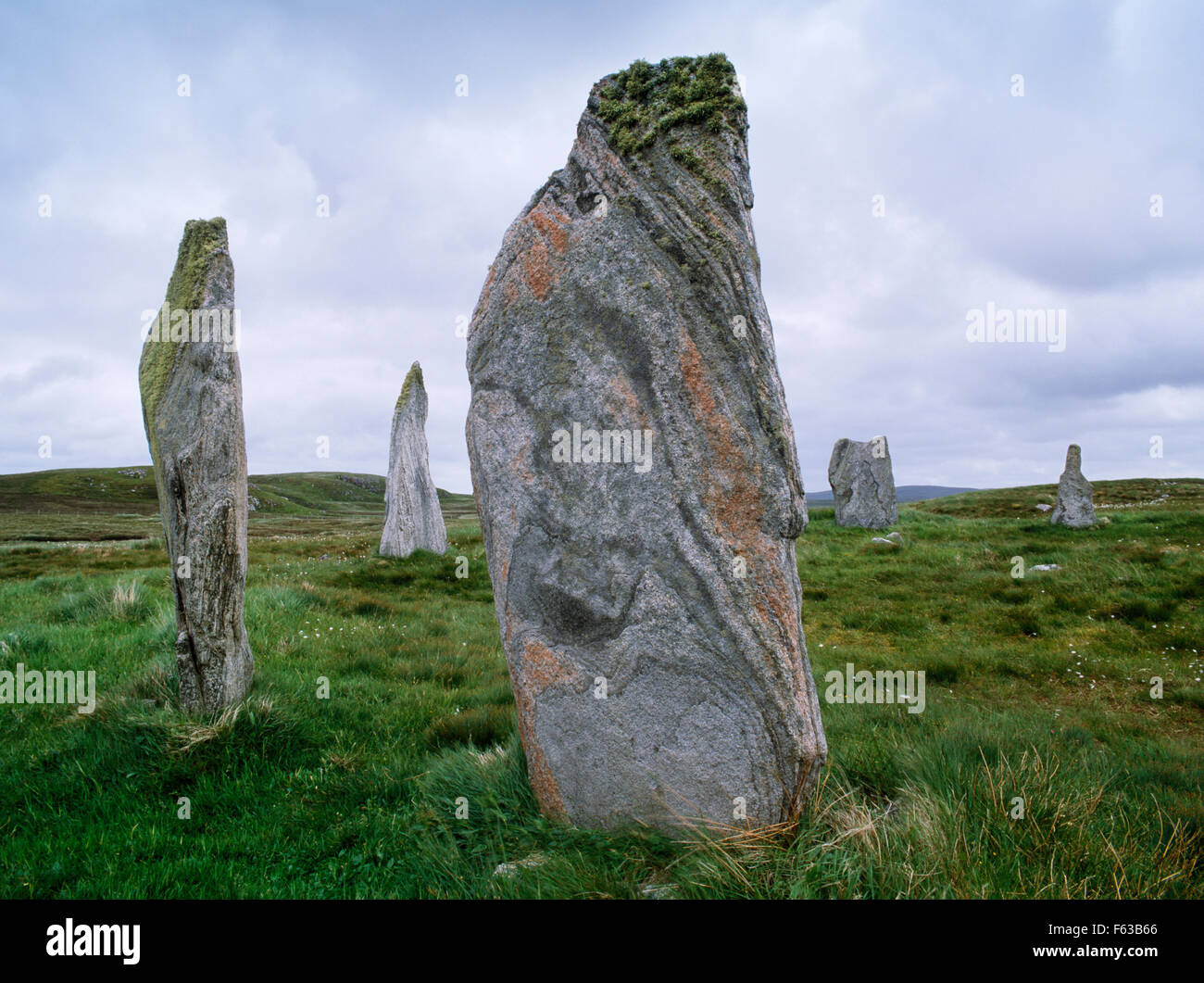 Cnoc Ceann un' Gharraidh (Callanish II) Stone Circle: cinque pietre verticale forma una NNO-SSE ellisse intorno ai resti di un tumulo. Foto Stock