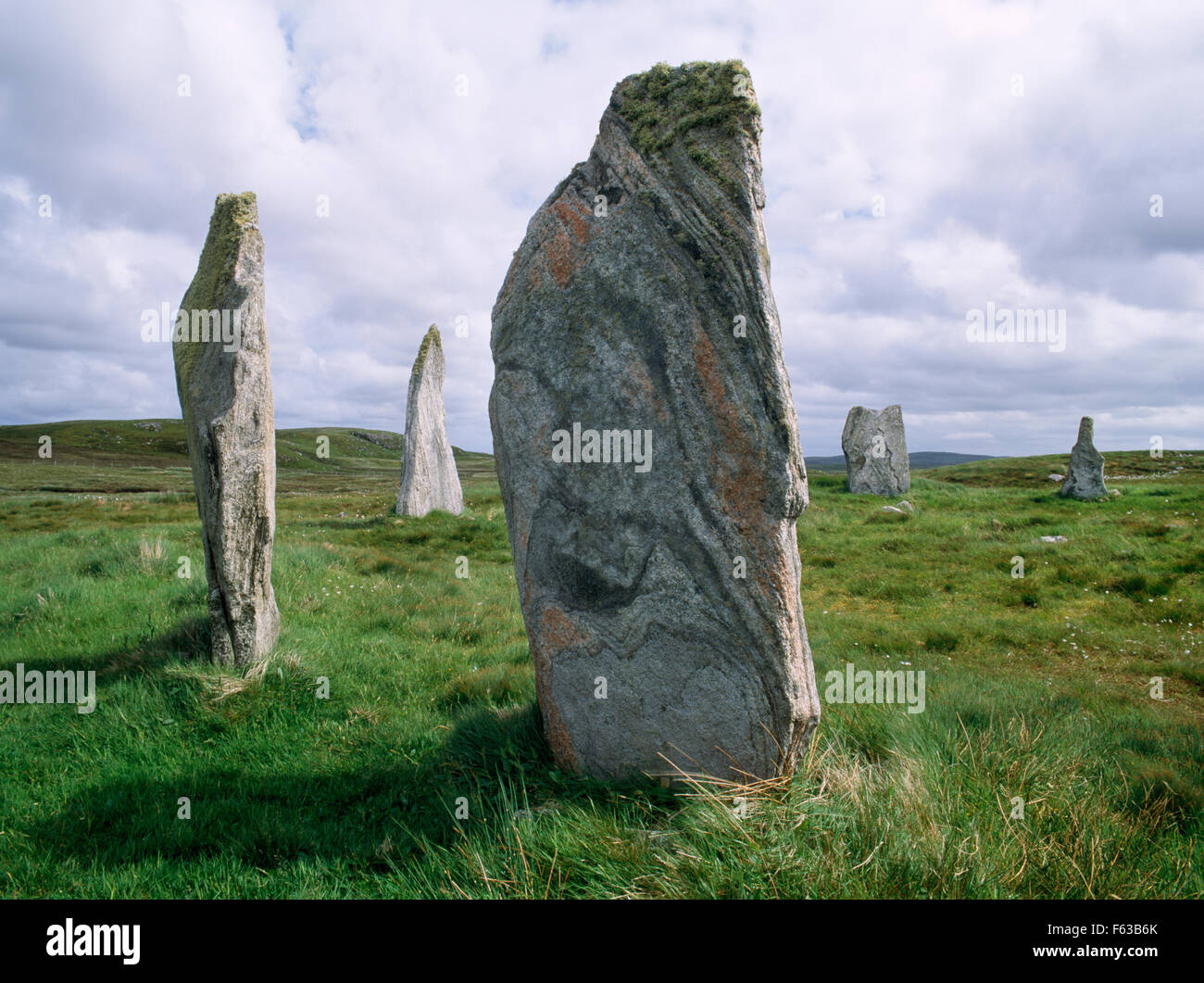 Cnoc Ceann un' Gharraidh (Callanish II) stone circle, isola di Lewis: cinque pietre verticale forma una NNO-SSE ellisse intorno ai resti di un tumulo. Foto Stock