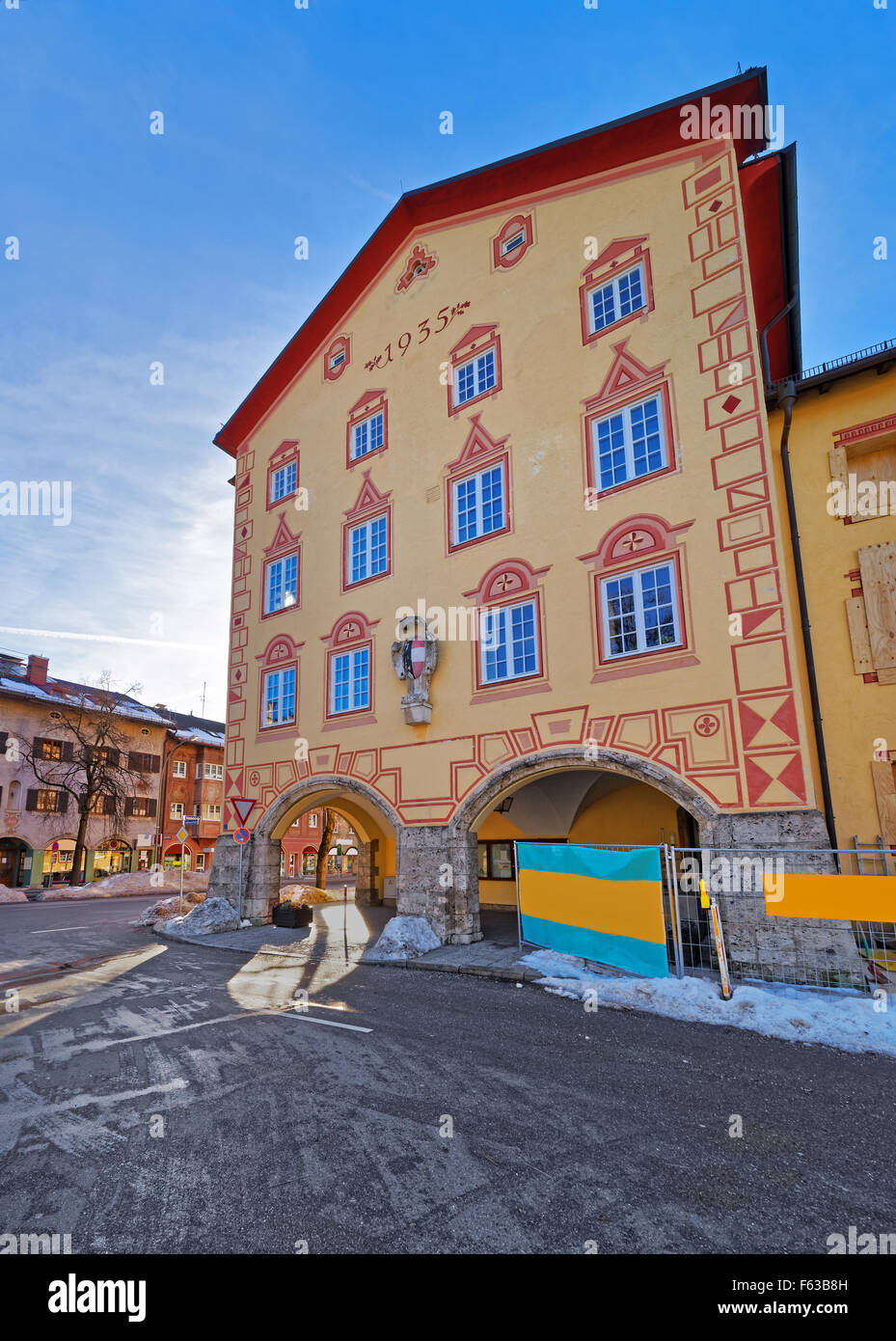 Facciata di una delle case a Garmisch-Partenkirchen, in Germania. La bavaresi hanno una lunga storia di decorare gli esterni delle loro case e aziende con entrambi i religiosi e dipinti storici Foto Stock
