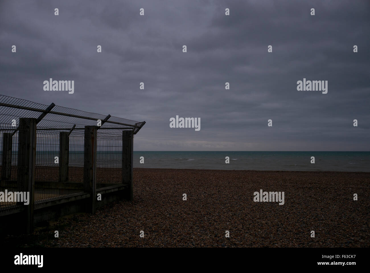 Recinto di filo composto sulla spiaggia, la mattina presto, Brighton, Regno Unito Foto Stock