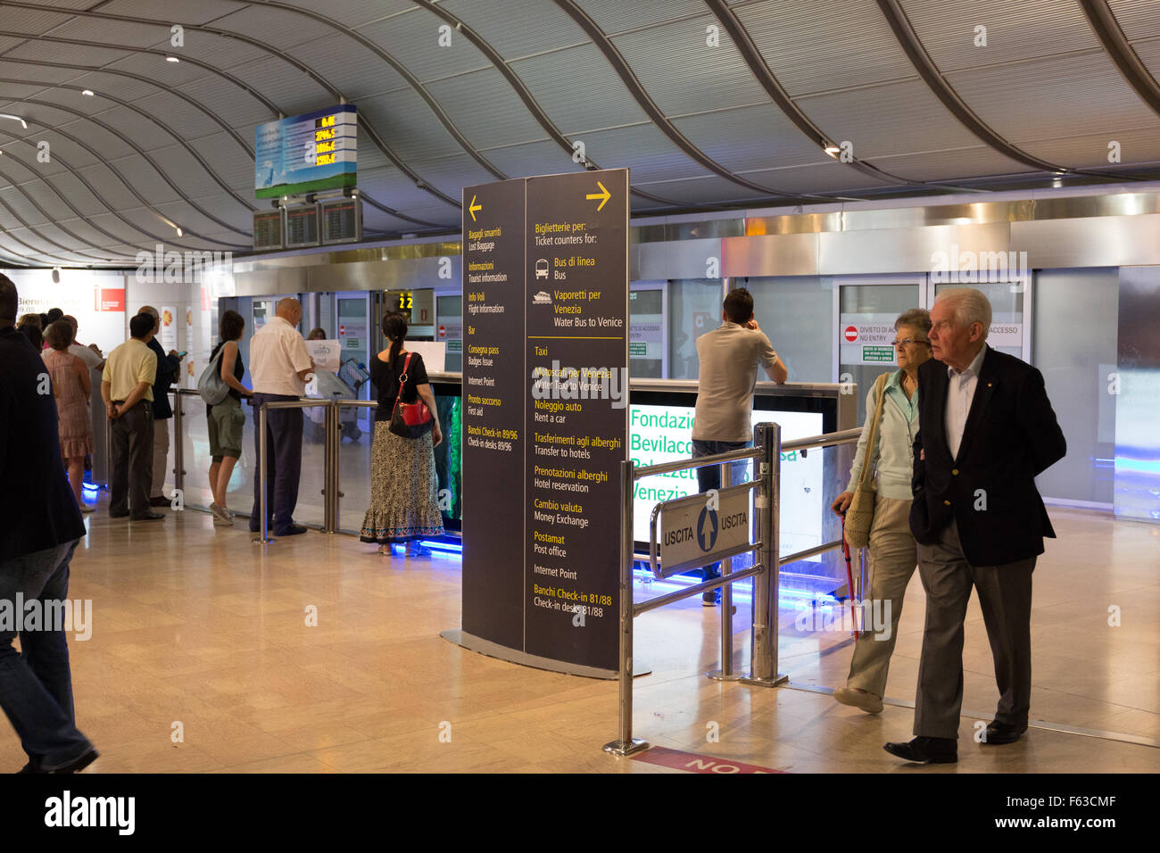 Aeroporto Marco Polo di Venezia zona di arrivo Foto stock - Alamy