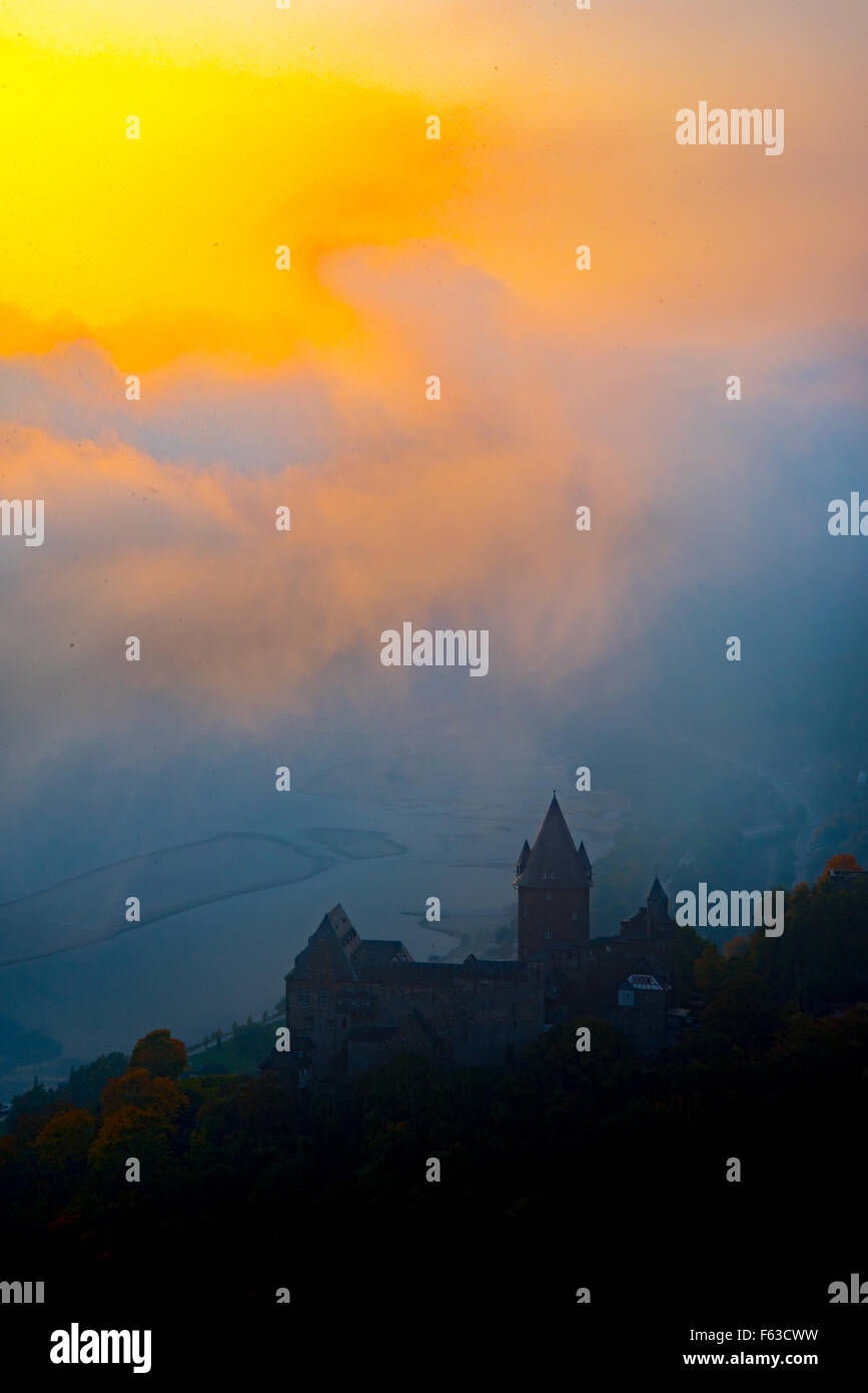 Castello tedesco nella nebbia di mattina all'alba, la Renania Foto Stock