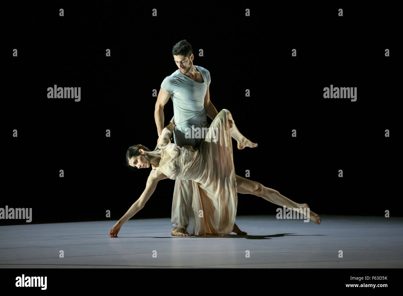 Londra, Regno Unito. 10 Novembre, 2015. Lorena Justribò Manion & Ygal Tsur eseguire Scène d'Amour parte di Sasha Walz & Ospiti Sacre a Sadler's Wells Theatre. Credito: Danilo Moroni/Alamy Live News Foto Stock