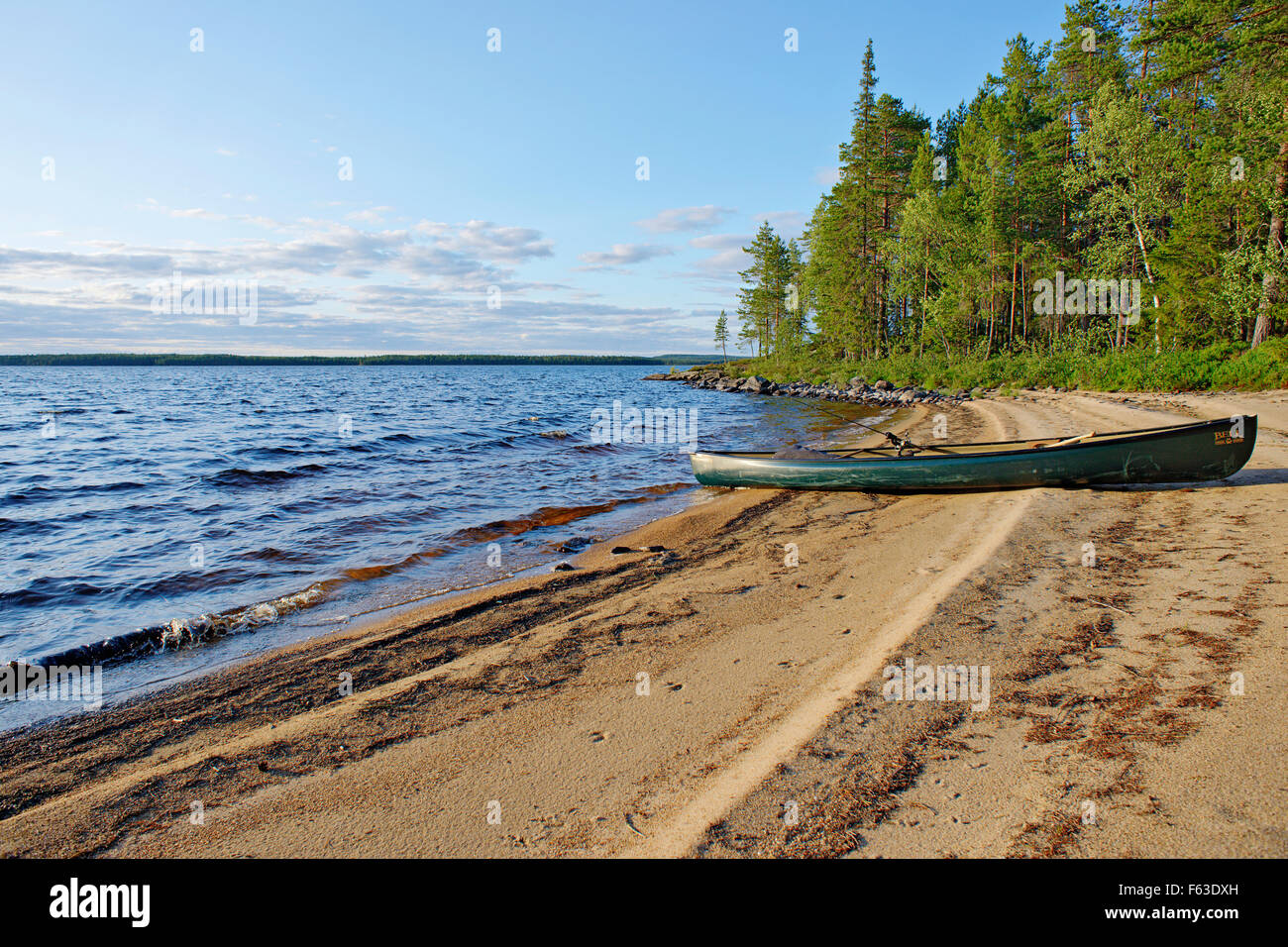 Canoa su una spiaggia al lago Lentua, Kuhmo, in Finlandia. Foto Stock