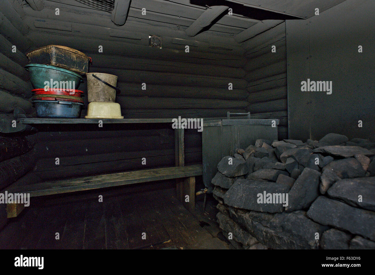 Sauna di fumo in un deserto capanna (gratuita per passarci la notte) al lago Lentua, Kuhmo, in Finlandia. Foto Stock