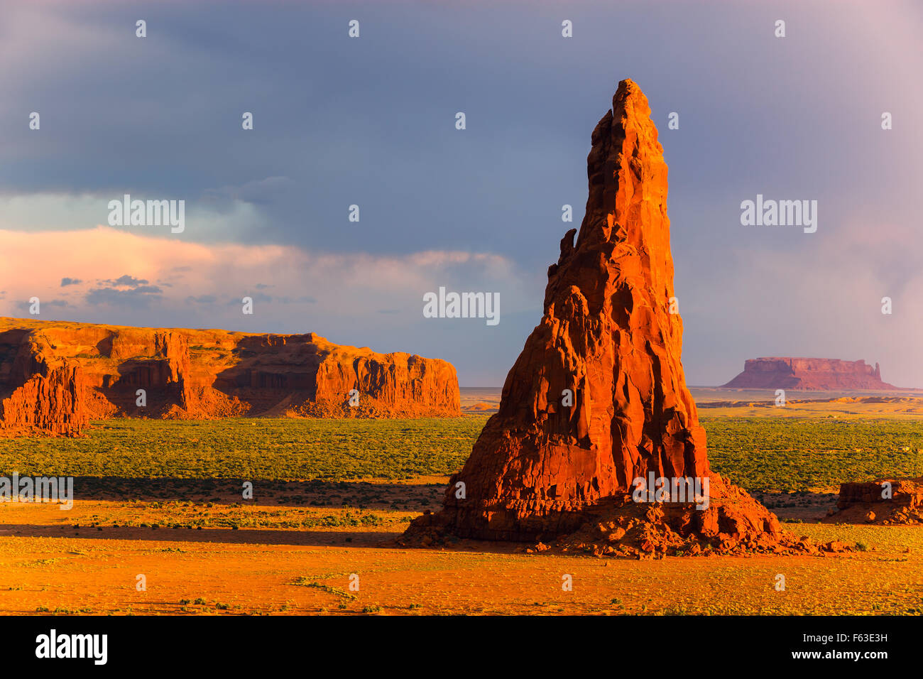 Dancing rocce vicino punto di roccia nella riserva Navajo in Northern Arizona, Stati Uniti d'America Foto Stock