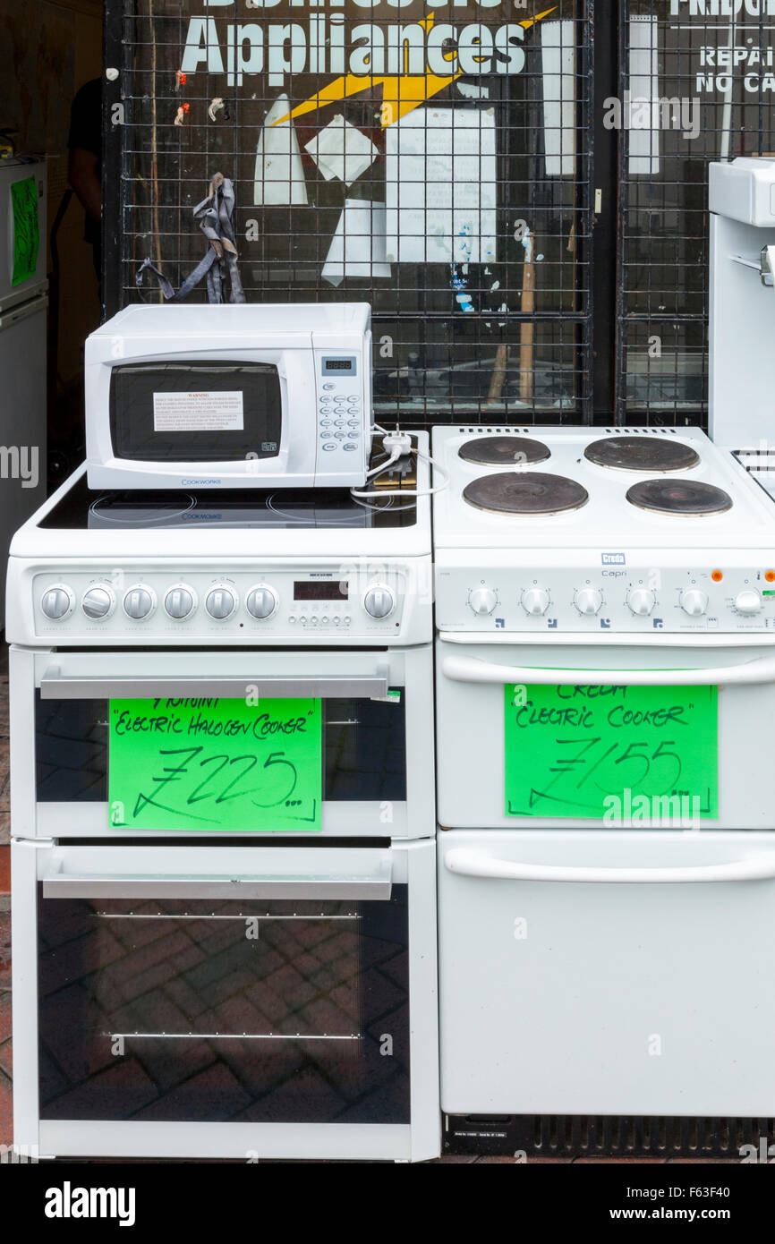Vecchi elettrodomestici. Di seconda mano cucine e utilizzato un forno a  microonde per la vendita su un Regno Unito centro città street.  Nottinghamshire, England, Regno Unito Foto stock - Alamy