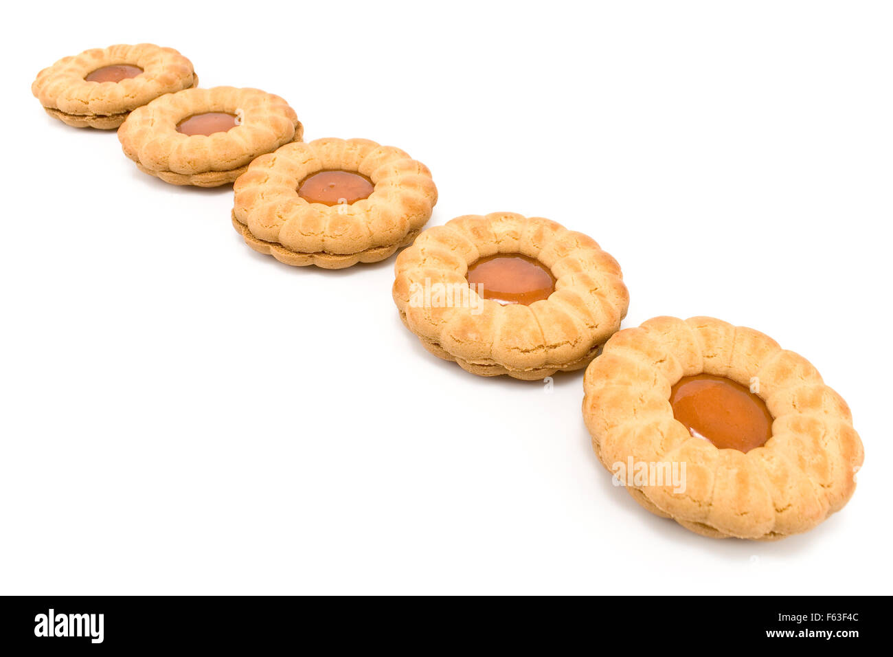 I biscotti con marmellata di albicocche isolato su bianco Foto Stock