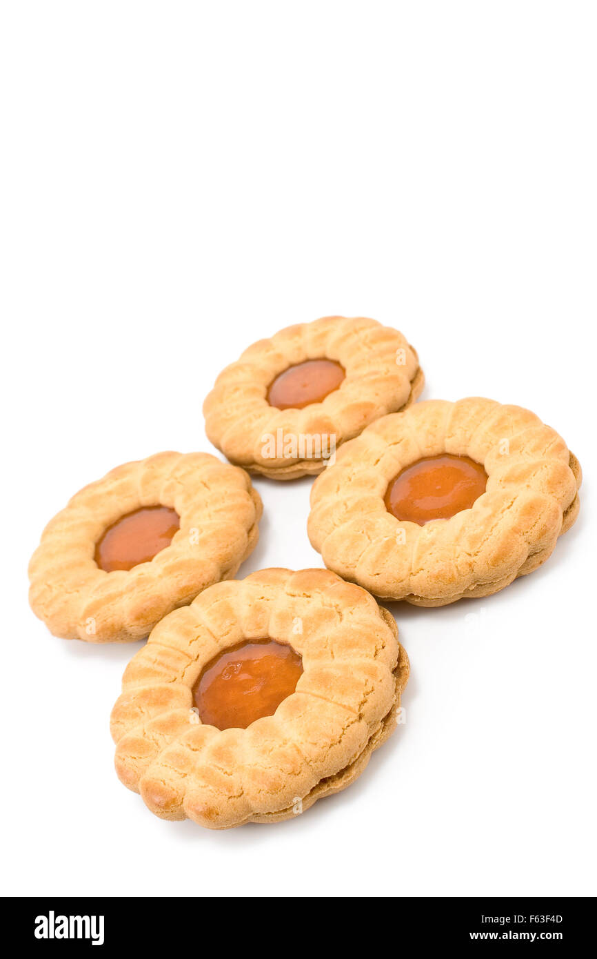 I biscotti con marmellata di albicocche isolato su bianco Foto Stock