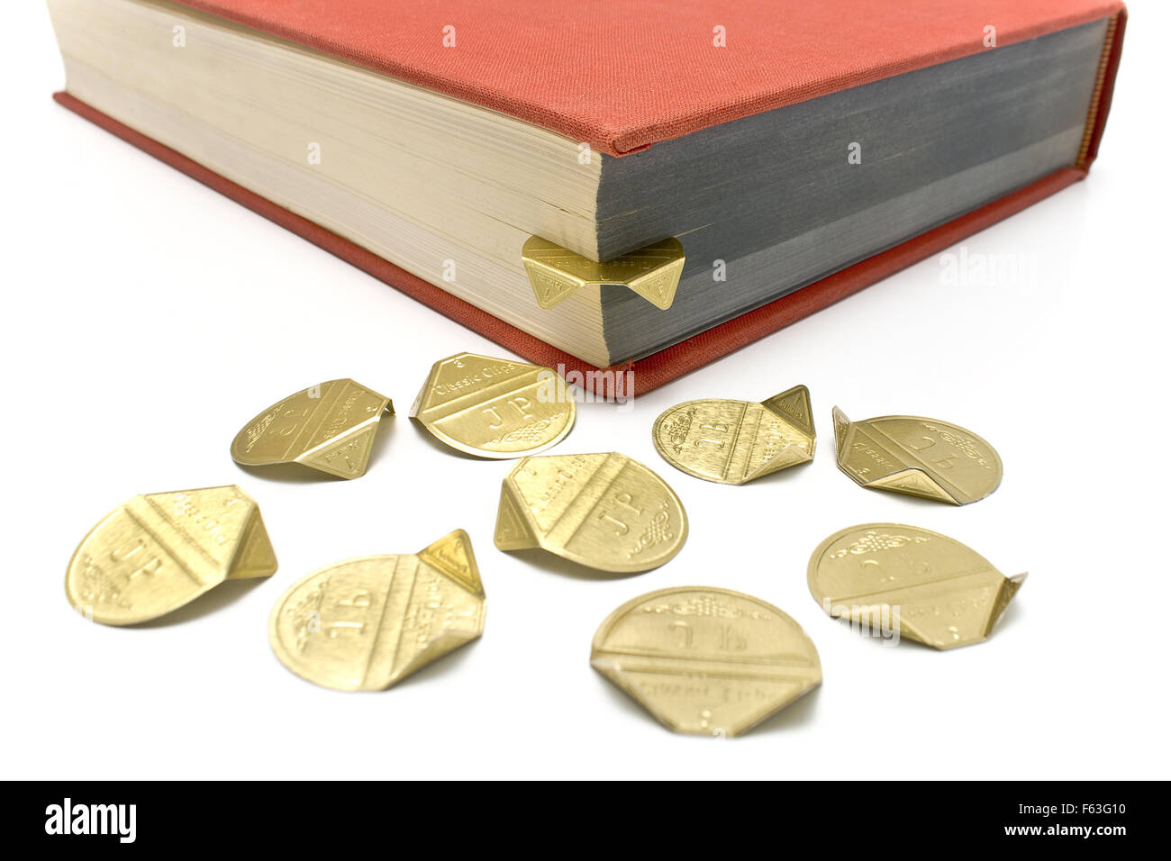 Alluminio dorato segnalibri in un libro su bianco Foto Stock