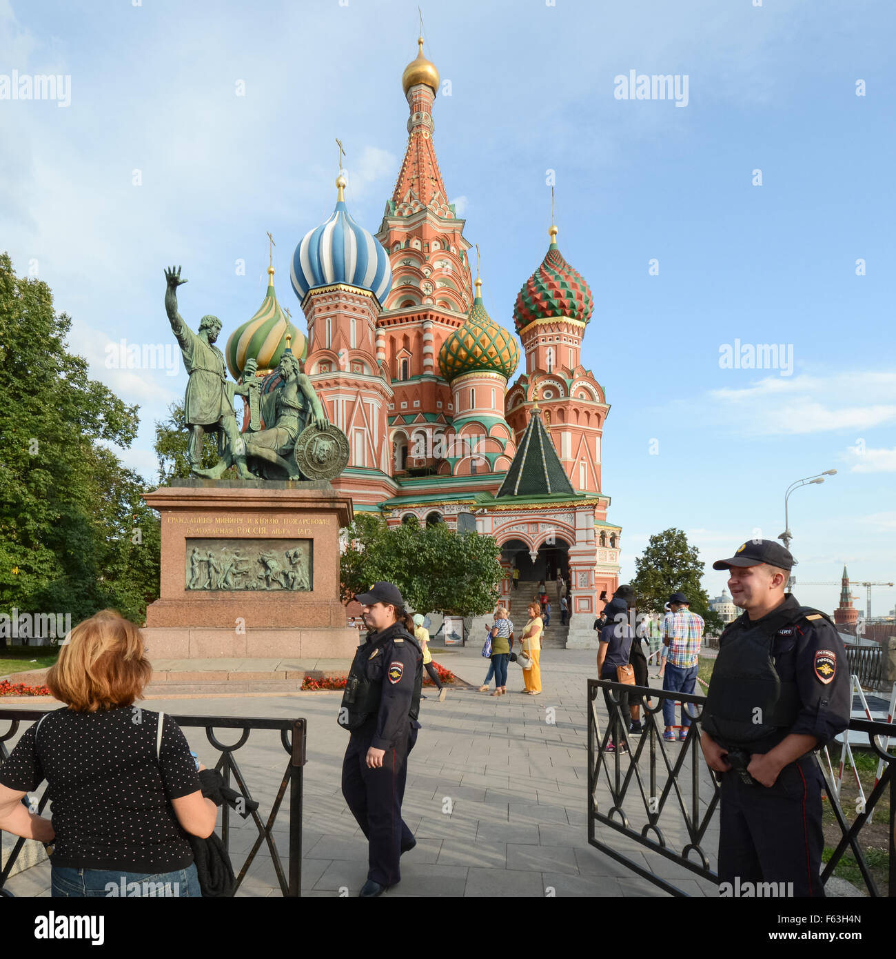 La polizia di Mosca all'entrata di San Basilio la cattedrale, piazza Rossa di Mosca, Russia appena prima della chiusura Foto Stock