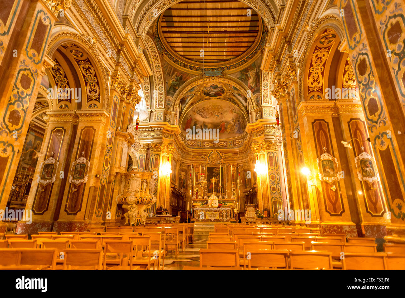 All'interno dell'Onyx-riempito la chiesa di Saint Mary a iż-Żebbuġ, Gozo Foto Stock