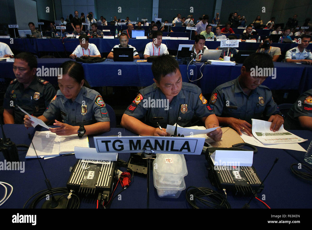 (151111) -- Pasay City, nov. 11, 2015 (Xinhua) -- poliziotti di monitorare le strade che circondano la cooperazione economica Asia-Pacifico (APEC) sedi all'interno del Security Command Center di Pasay City, Filippine, nov. 11, 2015. Le Filippine si aspetta circa 10.000 delegati alla imminente Cooperazione economica Asia-Pacifico (APEC) riunioni, compresi i leaders summit entro questo mese un alto funzionario governativo detta. (Xinhua/Rouelle Umali)(azp) Foto Stock