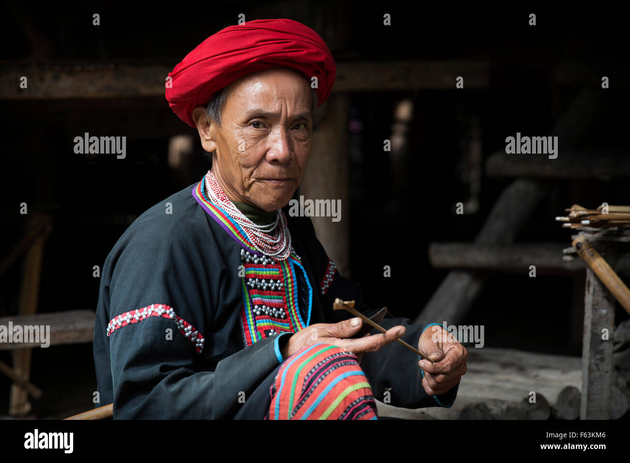 Ritratto di un uomo vecchio nel nord della Thailandia intagliare un pezzo di legno Foto Stock