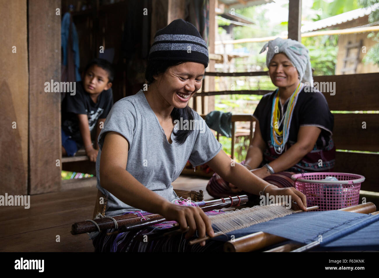 Una donna di tessitura in Chiang Mai Thailandia del Nord Foto Stock