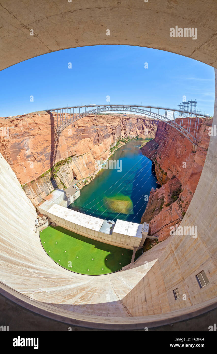 Obiettivo Fisheye foto di Glen Canyon Dam e ponte, Arizona, Stati Uniti. Foto Stock