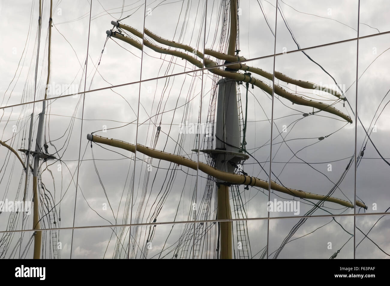 I montanti delle Tall Ship Glenlee riflessa nella facciata del Riverside Museum di Glasgow, Scozia. Foto Stock