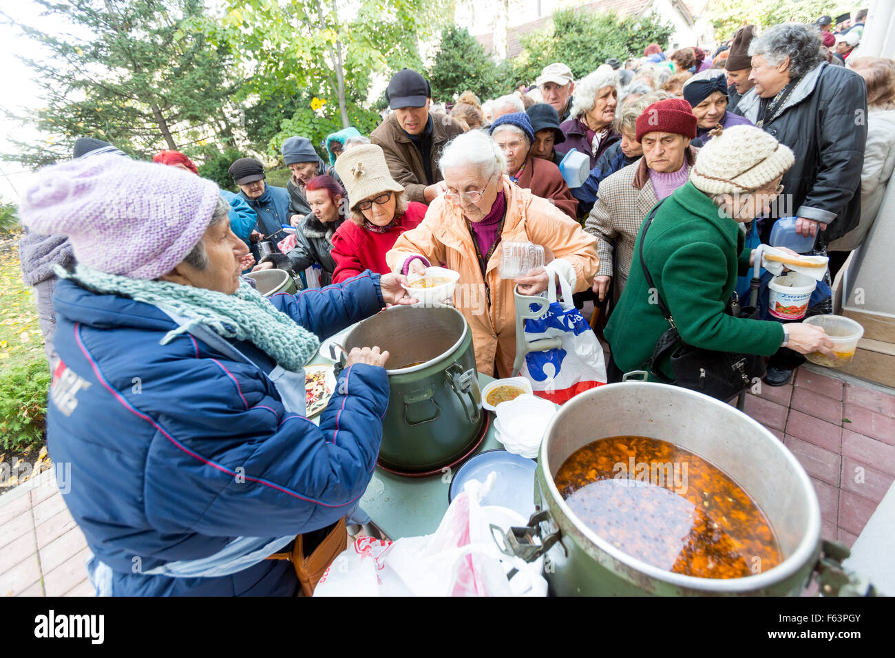 Sofia, Bulgaria - 26 Ottobre 2015: il personale della Chiesa è di dare il cibo ai credenti cristiani venuti alla mattina pregare Foto Stock