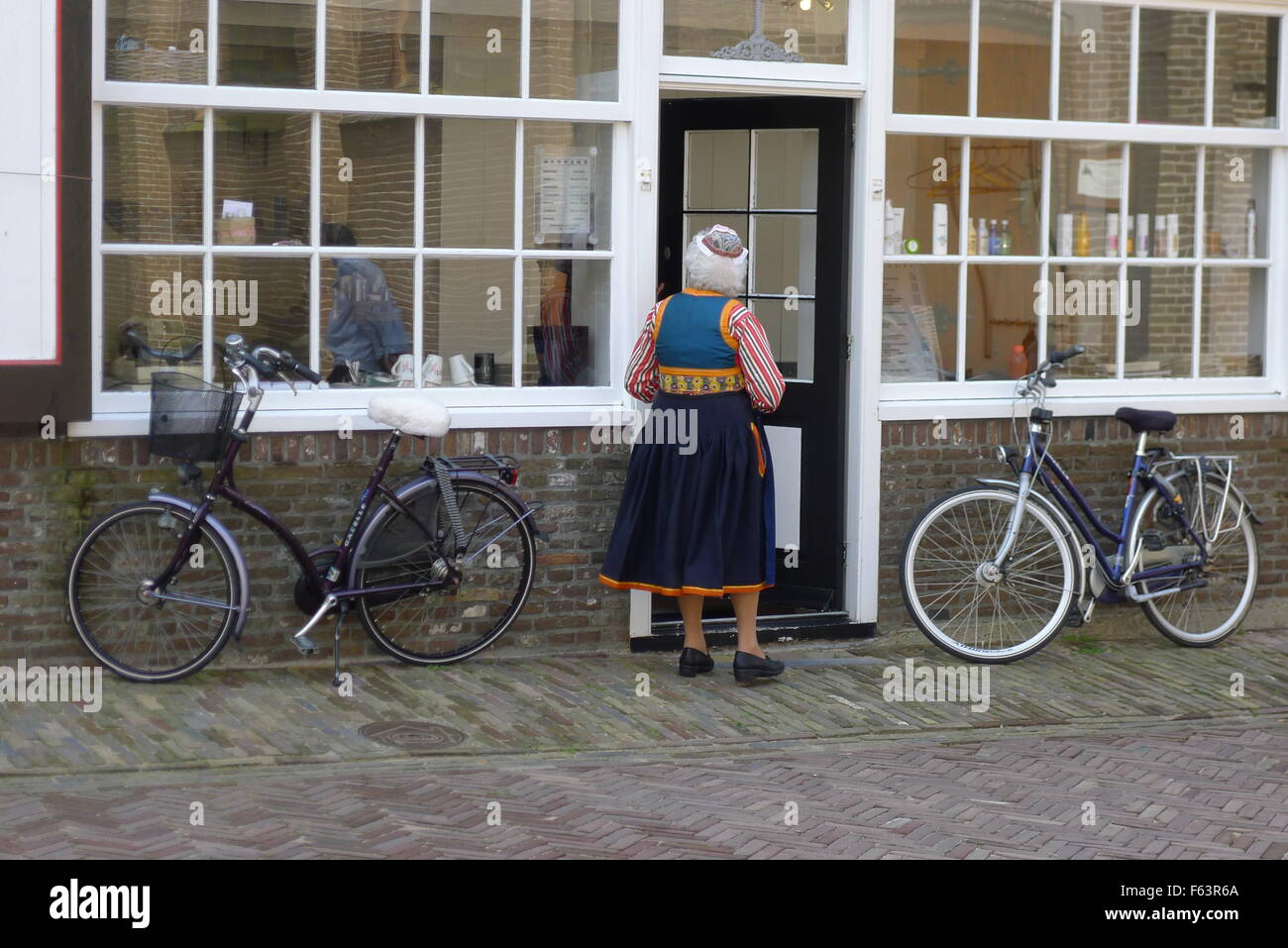 Donna che indossa la Olandese tradizionale costume in Edam Foto Stock