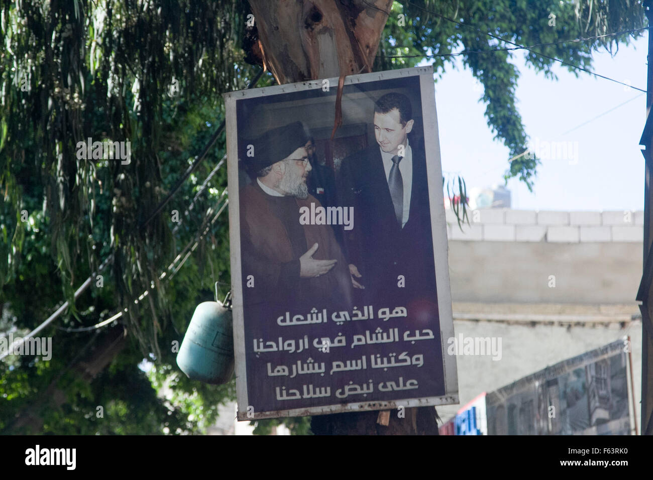 Beirut Libano, 11 novembre 2015. Un poster che mostra il presidente Assad di Siria (R) insieme con Hassan Nasrallah libanese leader spirituale del gruppo paramilitare Hezbollah Credito: amer ghazzal/Alamy Live News Foto Stock