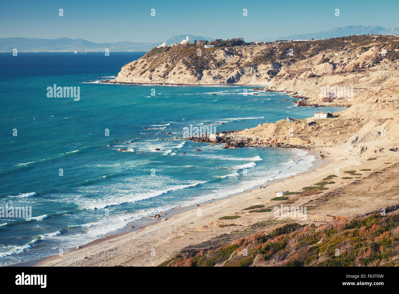 Oceano atlantico costa in estate. Il paesaggio costiero di stretto di Gibilterra, Marocco. Soft la correzione delle tonalità foto effetto filtro Foto Stock