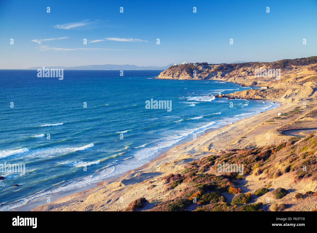 Oceano atlantico costa in estate. Il paesaggio costiero di stretto di Gibilterra, Marocco Foto Stock
