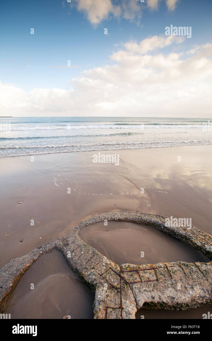 Oceano atlantico costa, rottura vecchia costruzione in cemento giace sulla sabbia bagnata, Tangeri, Marocco Foto Stock