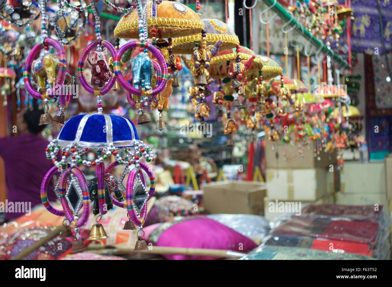 Little India Diwali Festival shopping con arte e negozi di artigianato con colorati festival voci Foto Stock