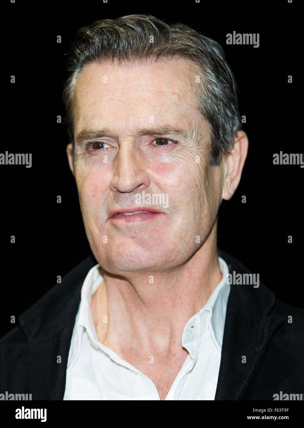 Attore britannico Rupert Everett presso l'apertura dei tradizionali eventi natalizi in Gut Aiderbichl sancturay animale in Henndorf, Austria, 10 novembre 2015. Il 5 dicembre 2015 a 8:15pm un programma 'avvento auf Aiderbichl" sarà teletrasmesso su emittente televisiva ORF 2 e 'tierisch,tierisch' (lt: bestiale, bestiale) sarà l'aria pn il 23 e 30 dicembre 2015 a 7:50pm, segnalato da eventi di Natale. Presso il santuario degli animali sono prese in coloro che hanno avuto una storia triste. Foto: Christina Sabrowsky/dpa Foto Stock