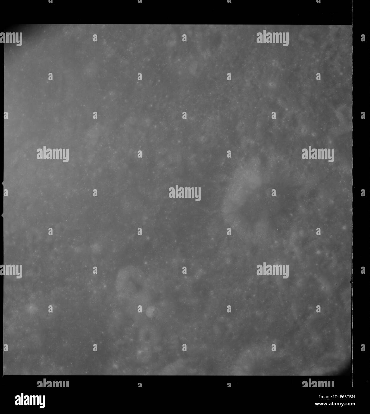 Questo archivio contiene immagini inedite della missione Apollo 8, la prima missione con equipaggio ad orbitare attorno alla Luna. La collezione include gli astronauti Frank Borman, James Lovell e William Anders, oltre a foto iconiche come Earthrise. Le foto documentano il viaggio dell'equipaggio dalla Terra alla Luna, le loro attività orbitali e il loro ritorno sicuro sulla Terra. Foto Stock