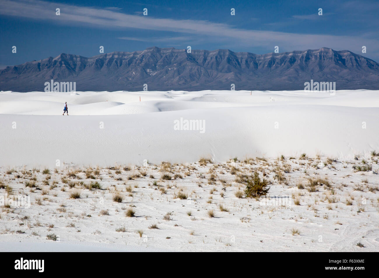 Alamogordo, New Mexico - Una donna escursionismo in White Sands National Monument. Foto Stock