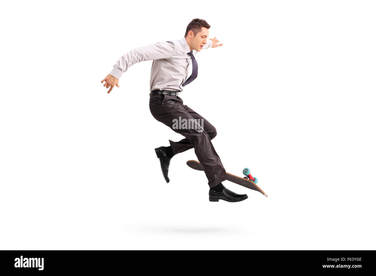 Abile giovane imprenditore di eseguire trick su uno skateboard isolati su sfondo bianco Foto Stock