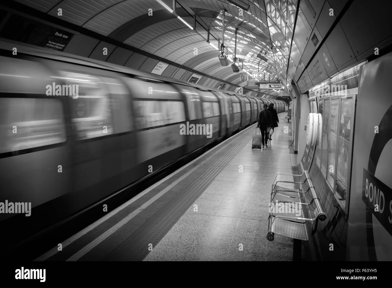 Un treno della metropolitana in movimento a Londra la metropolitana stazione ferroviaria Foto Stock