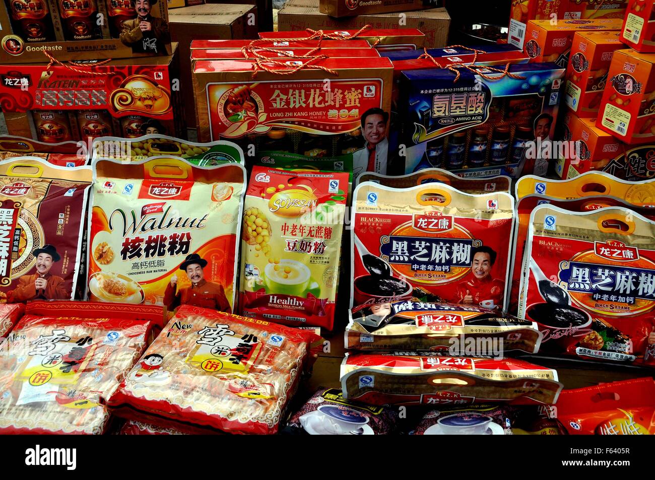 Il jiu Chi Town, Cina: una vasta gamma di pacchetti di prodotti per la salute ed alimentari visualizzato in un negozio di alimentari Foto Stock