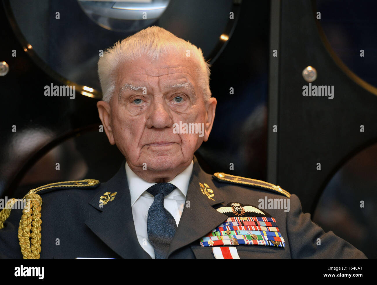 Praga, Repubblica Ceca. Xi Nov, 2015. Veterano di guerra generale Emil Bocek prende parte alla presentazione della RAF cecoslovacca squadroni, Battaglia di Bretagna partecipanti, le monete commemorative impostato durante un incontro di discussione con i partecipanti in WWII battaglie aeree a Praga Repubblica Ceca, su Mercoledì 11 Novembre, 2015. © Katerina Sulova/CTK foto/Alamy Live News Foto Stock