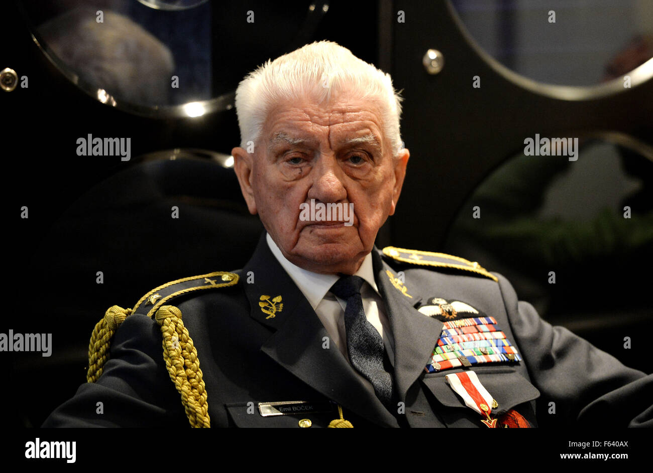 Praga, Repubblica Ceca. Xi Nov, 2015. Veterano di guerra generale Emil Bocek prende parte alla presentazione della RAF cecoslovacca squadroni, Battaglia di Bretagna partecipanti, le monete commemorative impostato durante un incontro di discussione con i partecipanti in WWII battaglie aeree a Praga Repubblica Ceca, su Mercoledì 11 Novembre, 2015. © Katerina Sulova/CTK foto/Alamy Live News Foto Stock