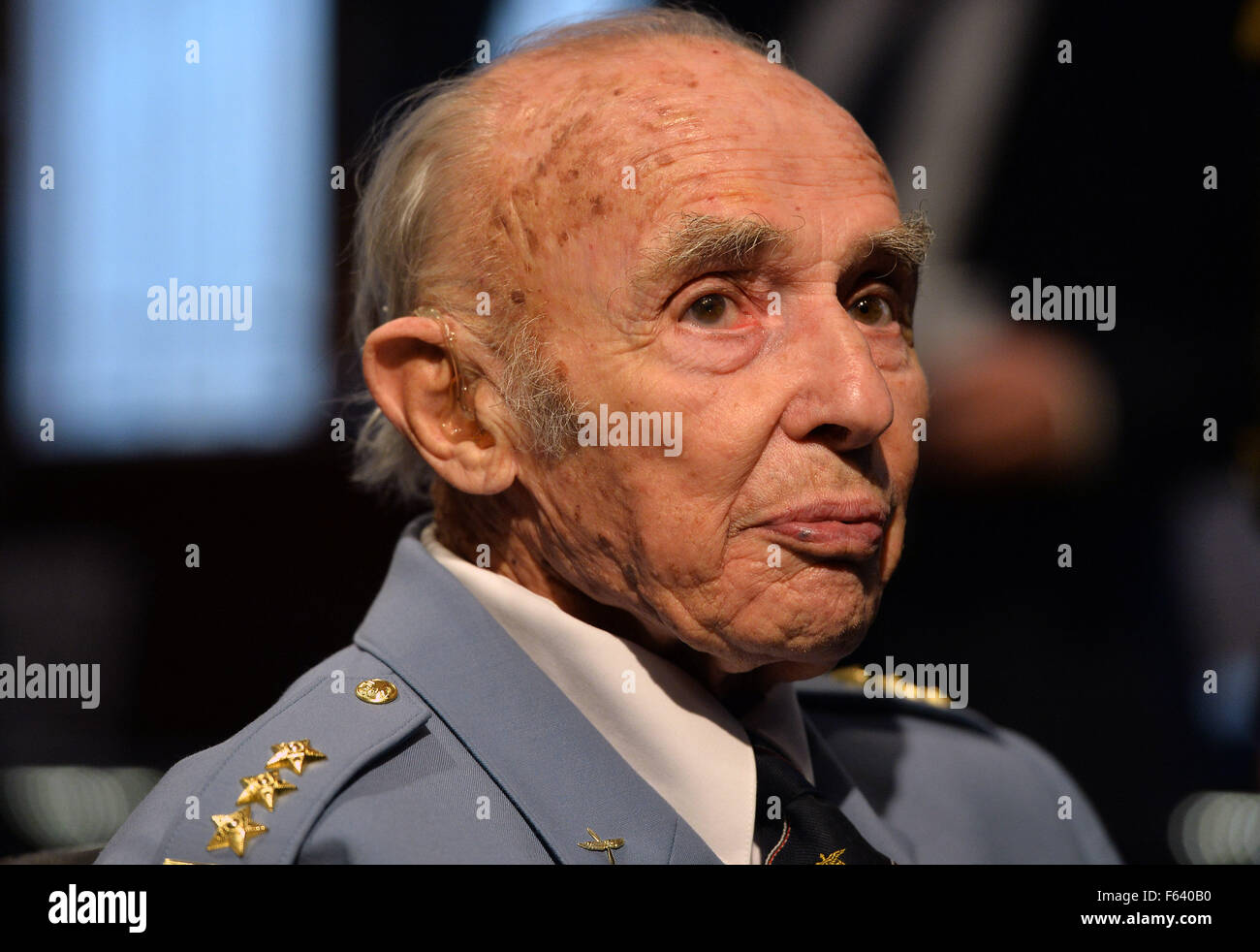 Praga, Repubblica Ceca. Xi Nov, 2015. Veterani di Guerra il colonnello Pavel Vransky prende parte alla presentazione della RAF cecoslovacca squadroni, Battaglia di Bretagna partecipanti, le monete commemorative impostato durante un incontro di discussione con i partecipanti in WWII battaglie aeree a Praga Repubblica Ceca, su Mercoledì 11 Novembre, 2015. © Katerina Sulova/CTK foto/Alamy Live News Foto Stock