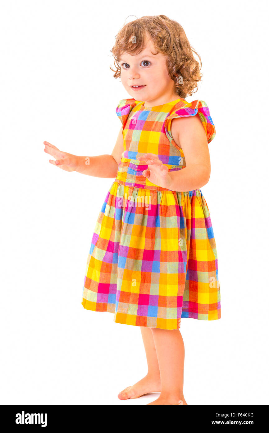 Bambina con le mani in alto su sfondo bianco Foto Stock